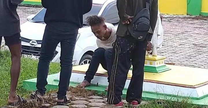 Polisi mengamankan barang bukti rekaman CCTV dan foto transaksi penarikan uang terkait kasus pencurian di Kotawaringin Barat.