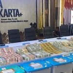 Polisi Pajang Tumpukan Emas dan Uang Dolar Hasil Geledah 3 Kasus Korupsi