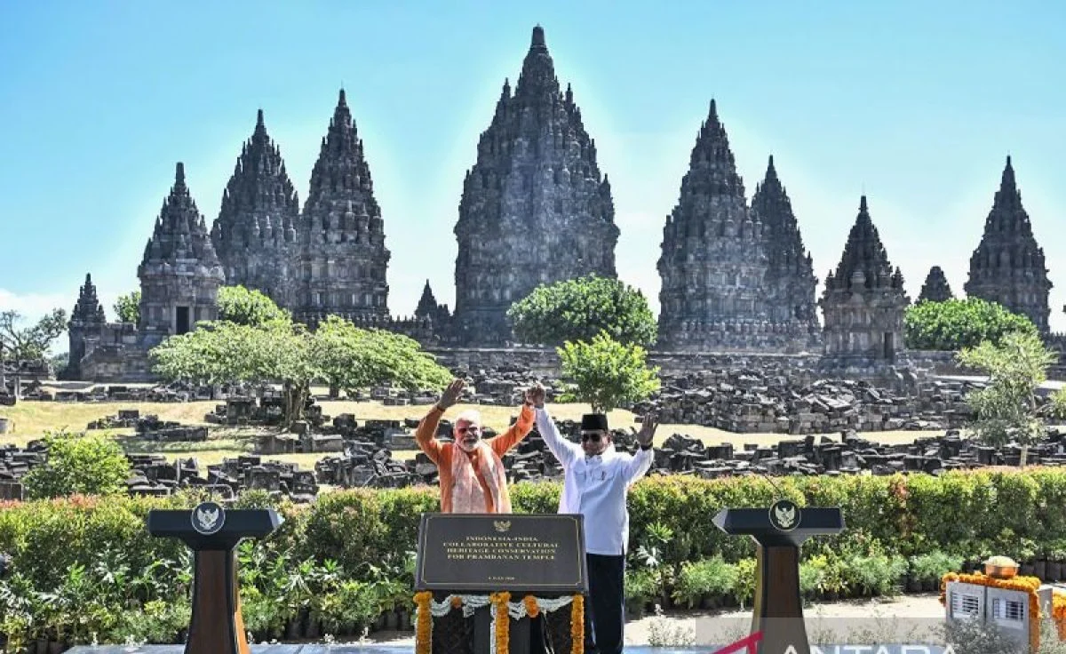 Presiden Prabowo Subianto dan PM India Narendra Modi saat mengunjungi Candi Prambanan Yogyakarta
