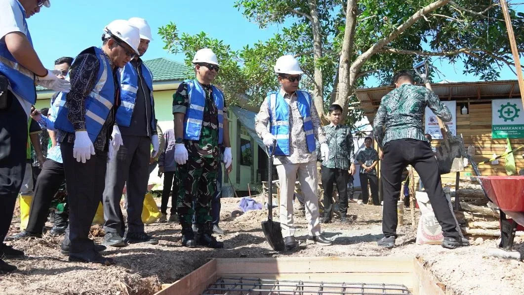 Proses peletakan batu pertama pembangunan Aula Gawi Berataan di BLK Kota Banjarmasin oleh Wali Kota.
