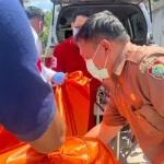 Proses penanganan dan evakuasi mayat pedagang asal Jombang di sebuah barakan di Kotawaringin Barat.