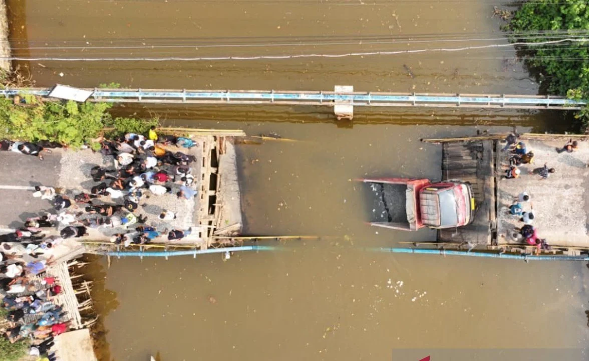Proses peninjauan jembatan putus di kawasan Mantuil oleh Wali Kota Banjarmasin dan jajaran TNI