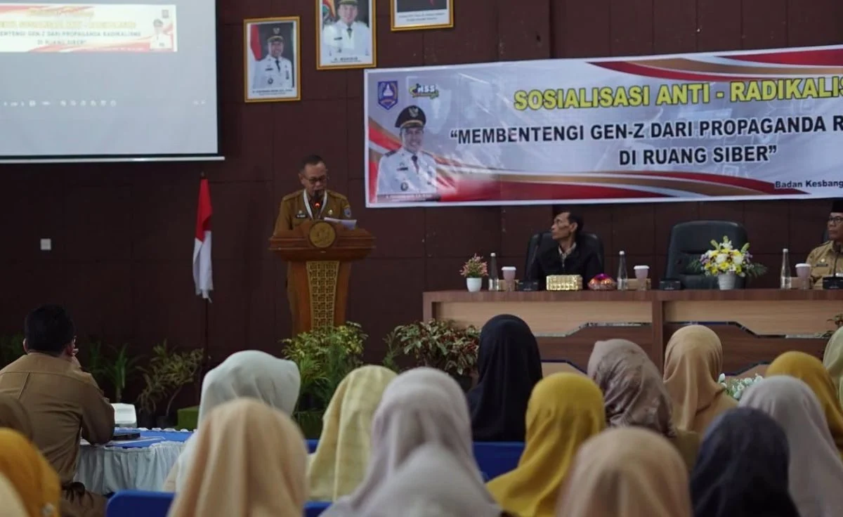Sekda HSS H. Muhammad Noor membuka sosialisasi anti-radikalisme di Aula Kecamatan Kandangan