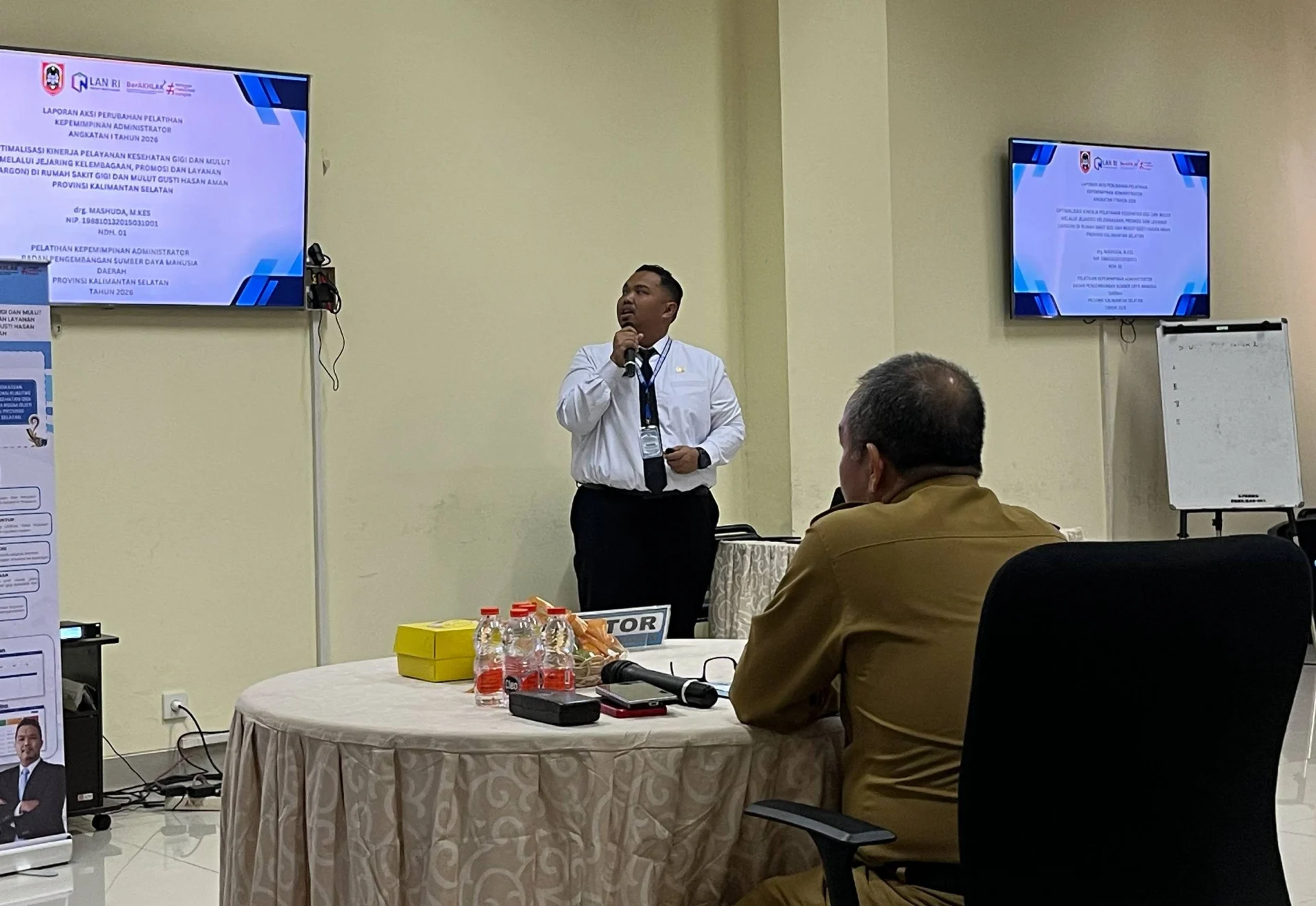 Sekda Kalsel Muhammad Syarifuddin saat menjadi mentor Direktur RSGM Gusti Hasan Aman dalam pemaparan Laporan Aksi Perubahan.
