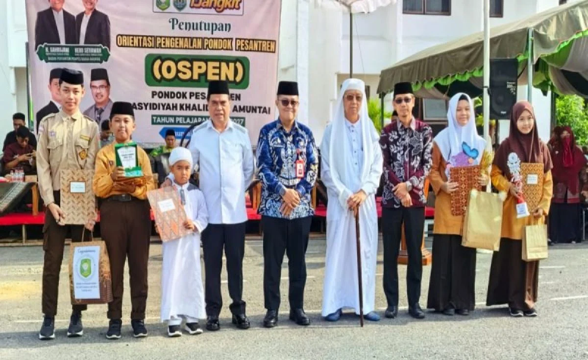 Sekretaris Daerah HSU Adi Lesmana saat menutup orientasi santri baru di Pondok Pesantren Rakha Amuntai