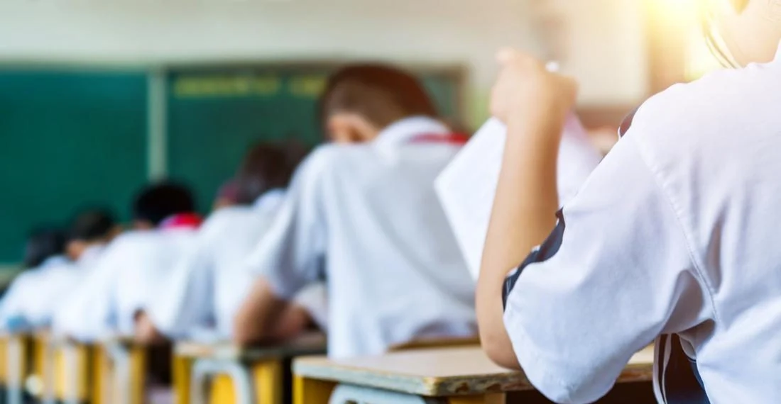 Seorang siswa sedang berdoa dengan khusyuk sebelum memulai ujian