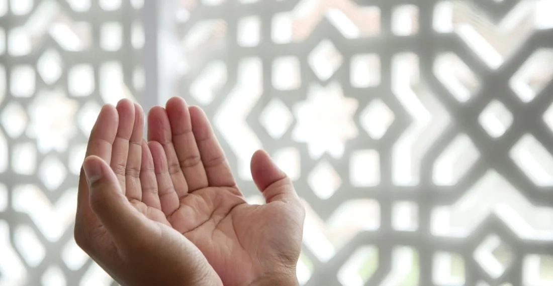 Seseorang sedang memanjatkan doa untuk kesembuhan orang sakit