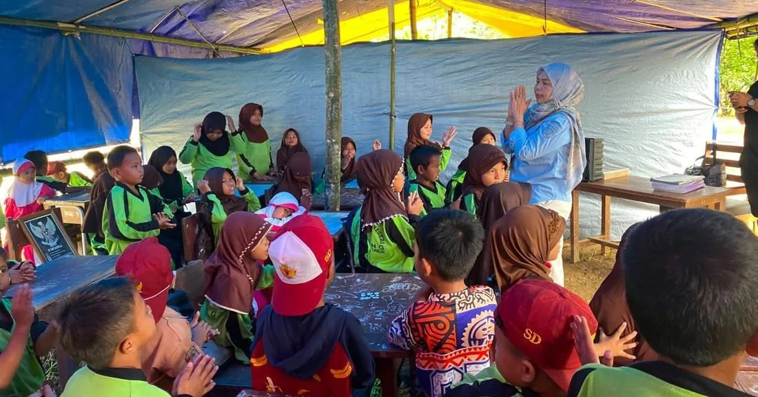 Siswa SD 001 Filial Kampung Birang Berau belajar di bawah naungan terpal.
