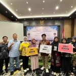 Tiga wirausaha muda Kabupaten Banjar menerima penghargaan Wirausaha Muda Pemula Berprestasi Kalsel 2026.