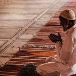 Umat Islam sedang membaca wirid dan doa setelah sholat fardhu dengan khusyuk
