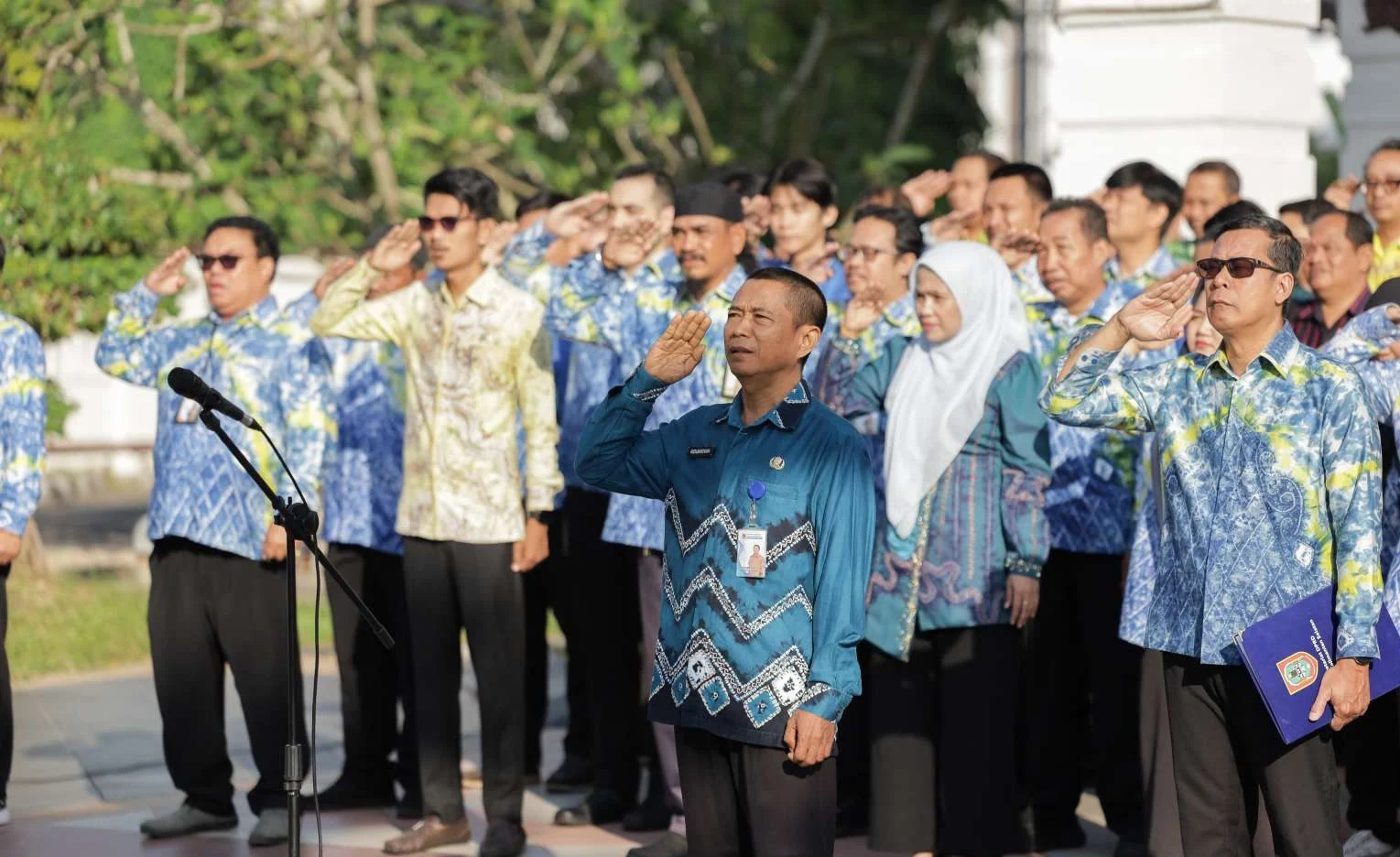 Upacara peringatan Hari Anak Nasional ke-42 di halaman kantor Sekretariat DPRD Kalsel Banjarmasin