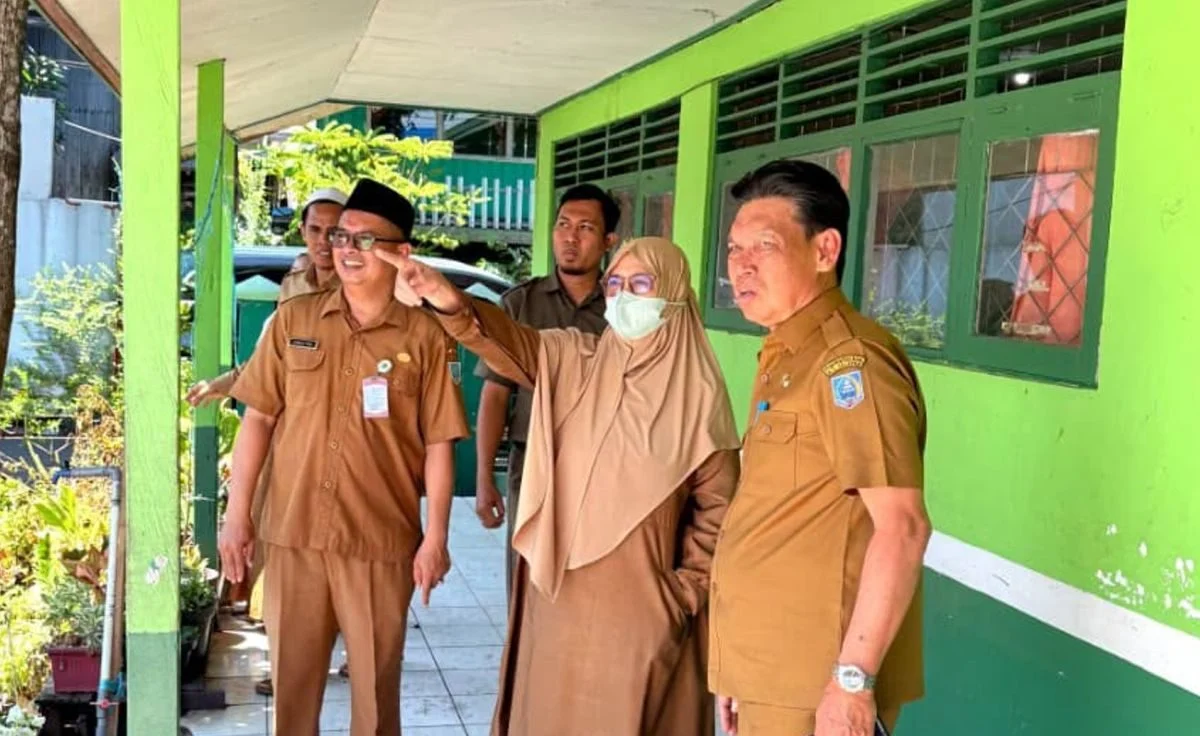 Wakil Bupati Hulu Sungai Selatan saat memantau proses rehabilitasi di SDN Tumbukan Banyu