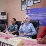 Wakil Ketua DPRD Kalsel Desy Oktavia Sari saat mensosialisasikan Perda Perlindungan Perempuan dan Anak di Padang Batung