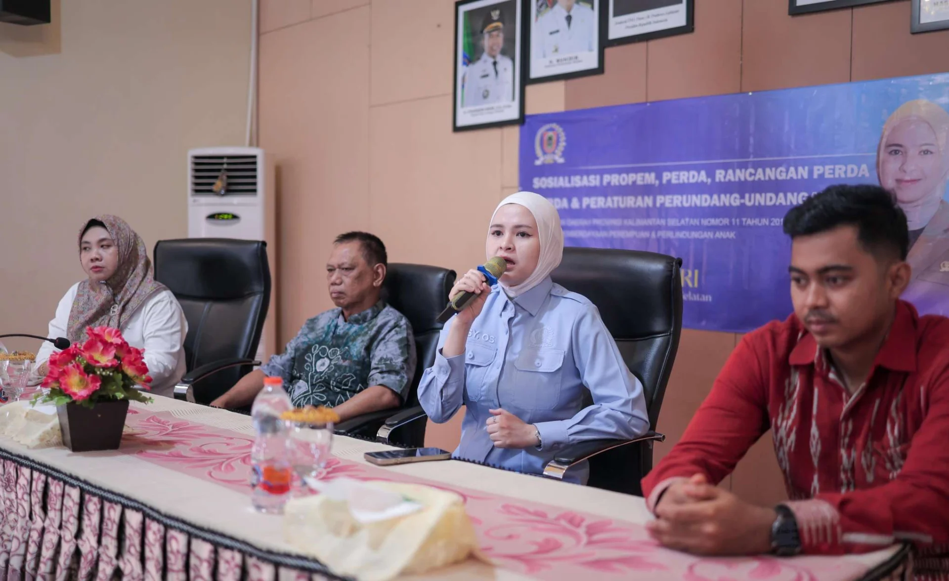 Wakil Ketua DPRD Kalsel Desy Oktavia Sari saat mensosialisasikan Perda Perlindungan Perempuan dan Anak di Padang Batung