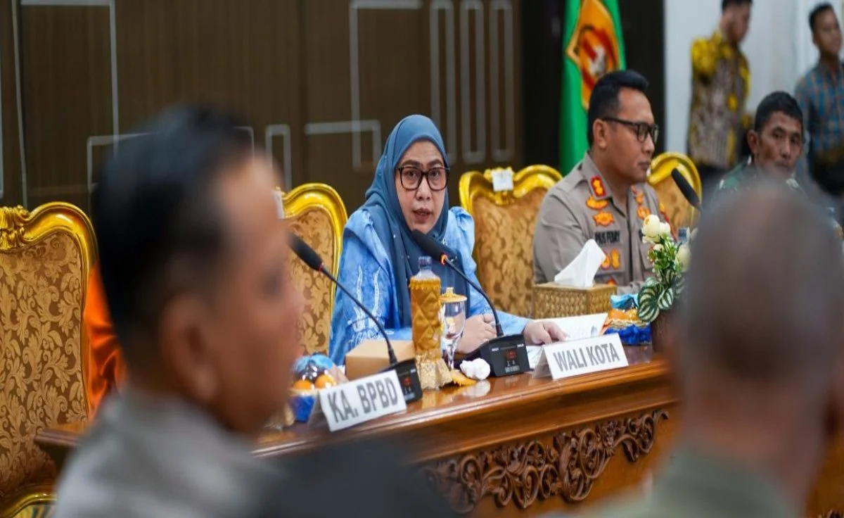 Wali Kota Banjarbaru Erna Lisa Halaby dalam rapat koordinasi terkait penanganan karhutla