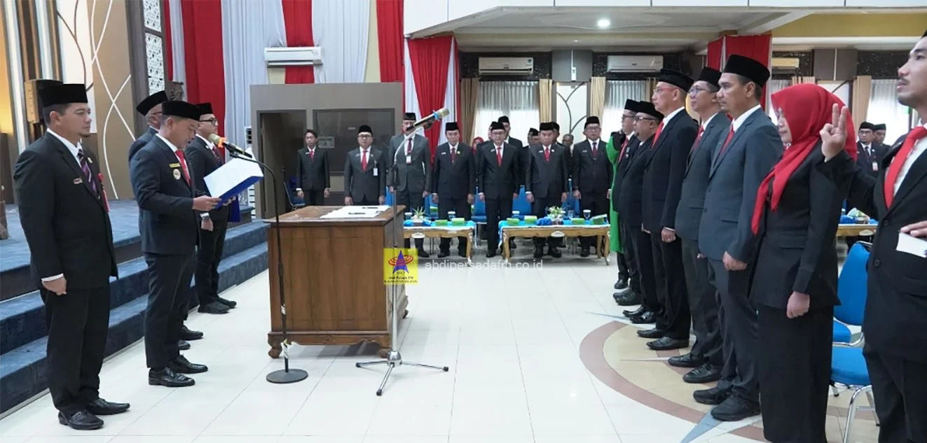 Wali Kota Banjarmasin Muhammad Yamin melantik pejabat pimpinan tinggi pratama di Aula Kayu Baimbai