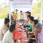 Anggota TNI mendampingi petani dalam program ketahanan pangan di persawahan desa.