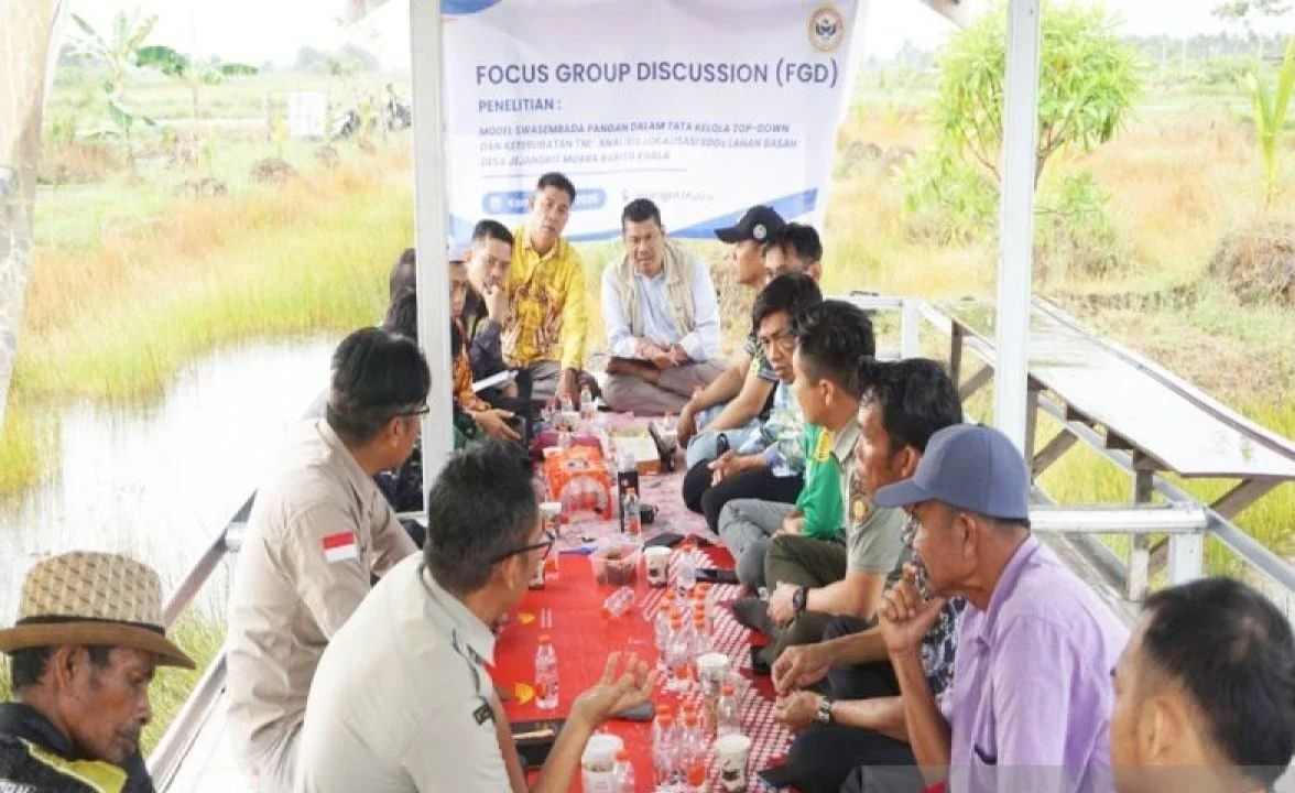Anggota TNI mendampingi petani dalam program ketahanan pangan di persawahan desa.