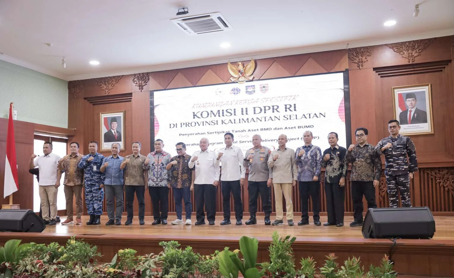 H. Jahrian menghadiri penyerahan sertifikat aset BMD dan program LSDP di Banjarbaru