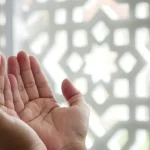 Ilustrasi umat muslim sedang berdoa memohon kebaikan dunia dan akhirat