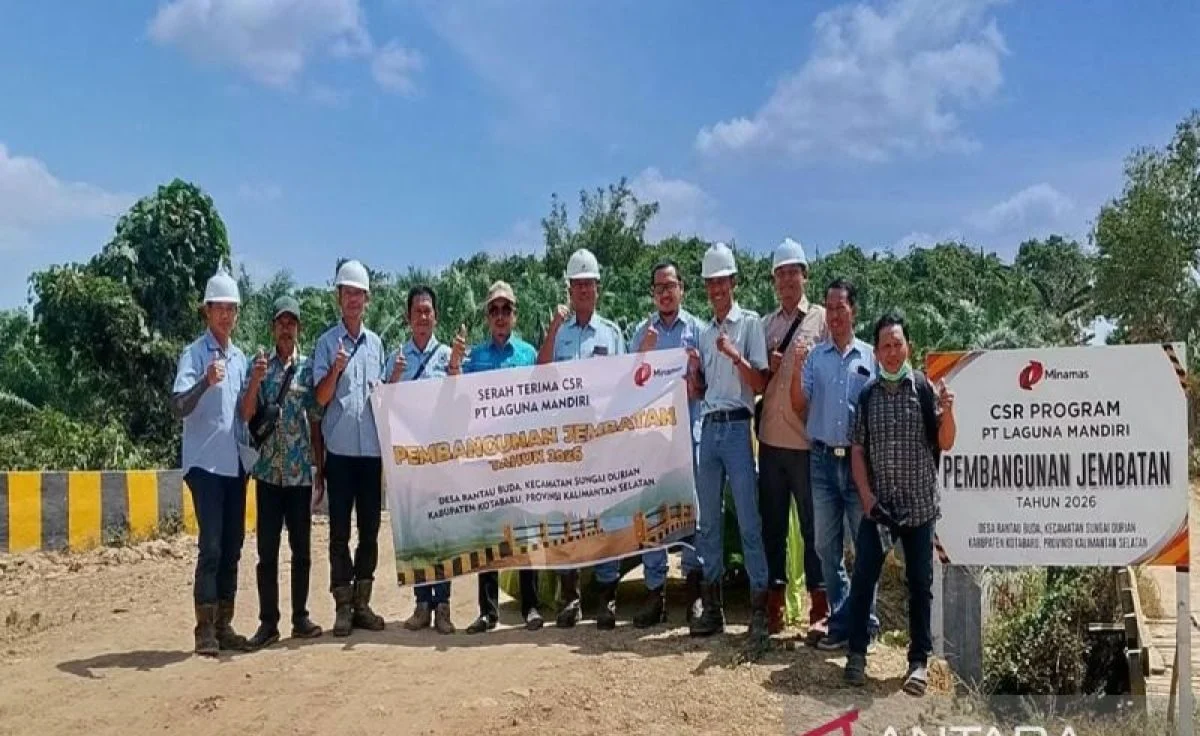 Pembangunan jembatan beton oleh PT Laguna Mandiri di Desa Rantau Buda, Kabupaten Kotabaru, Kalimantan Selatan.