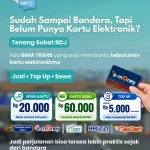 Petugas melayani pengendara di gerbang tol Bandara Internasional Syamsudin Noor