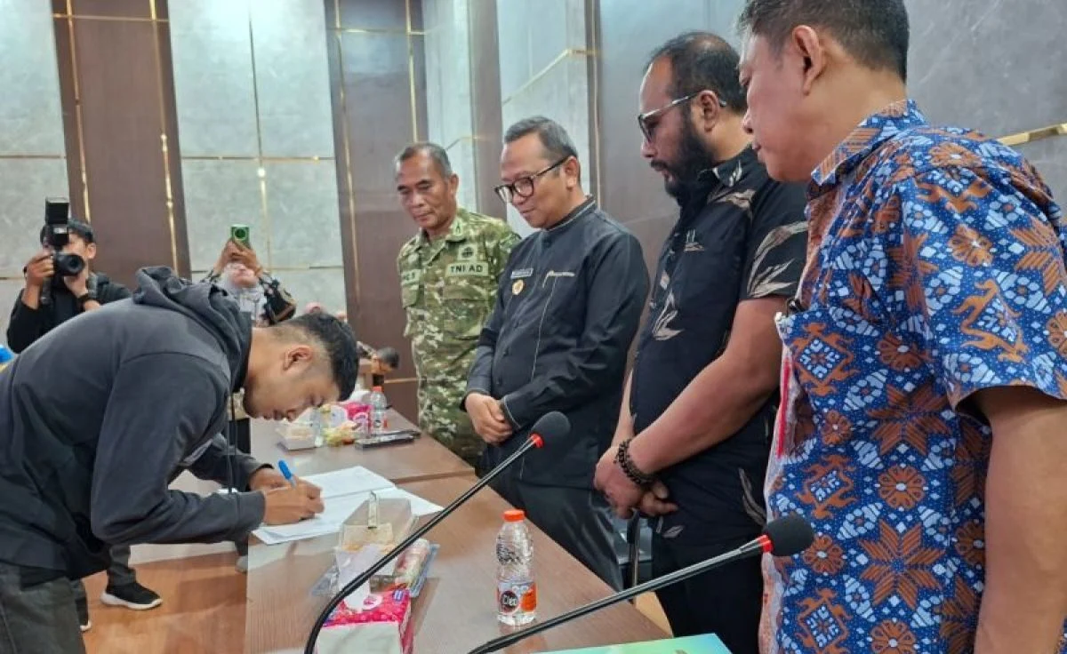 Petugas melayani pengisian BBM Pertalite kendaraan di SPBU Kabupaten Tabalong