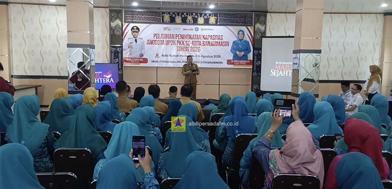 Sekretaris Daerah Kota Banjarmasin Ichrom Muftezar bersama Kadisperdagin Banjarmasin Ignasius Rizki Perdana dalam pelatihan