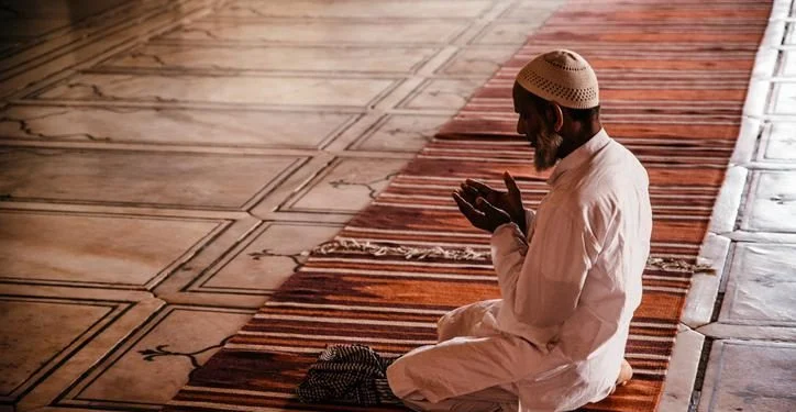 Umat Islam sedang berdoa dengan khusyuk di dalam masjid setelah melaksanakan ibadah salat Jumat