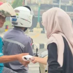 Aksi mahasiswa UNIVSM membagikan masker gratis kepada masyarakat terdampak kabut asap di Balangan