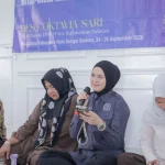 Desy Oktavia Sari saat memberikan sosialisasi nilai Pancasila kepada warga Desa Jarau