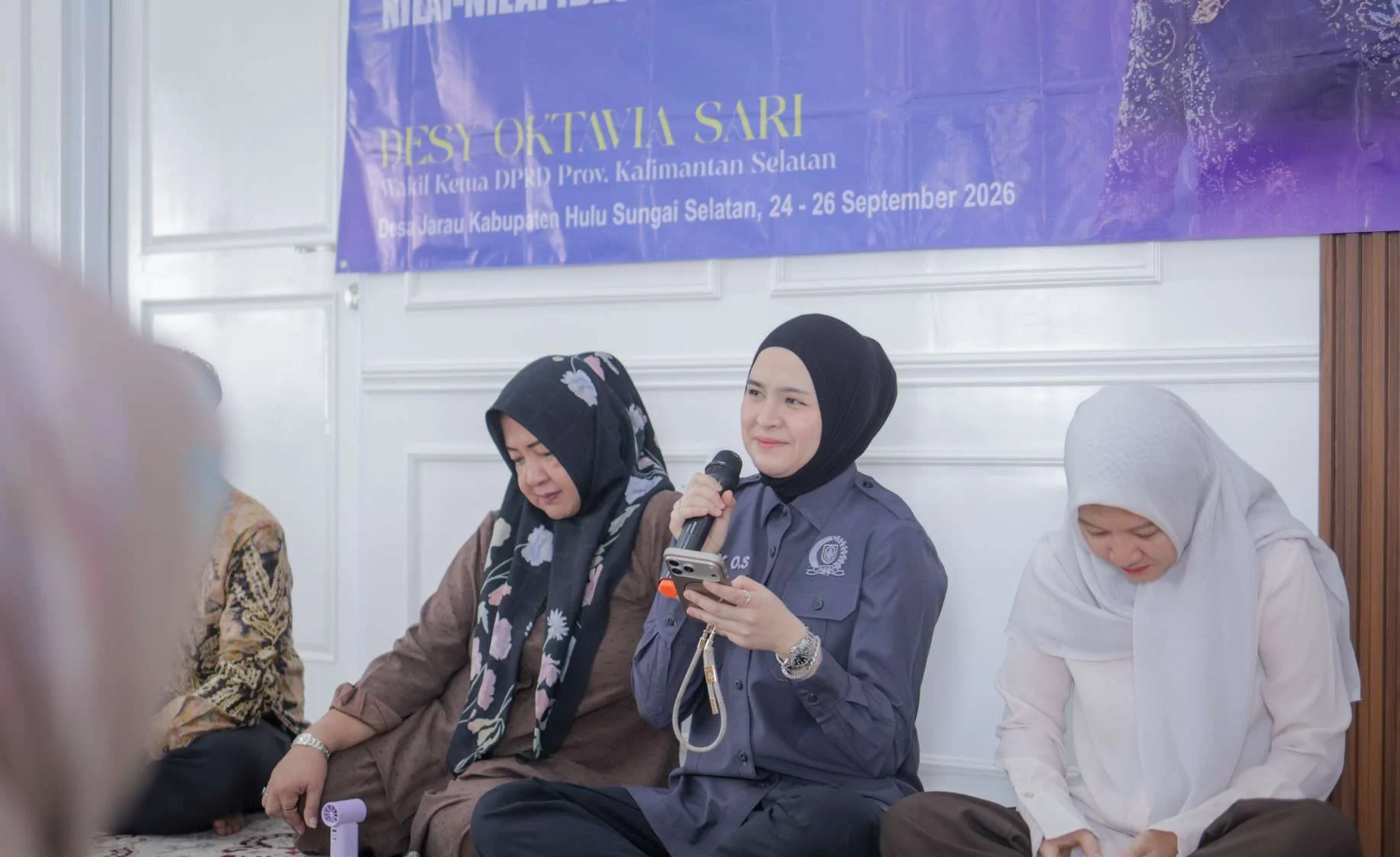 Desy Oktavia Sari saat memberikan sosialisasi nilai Pancasila kepada warga Desa Jarau