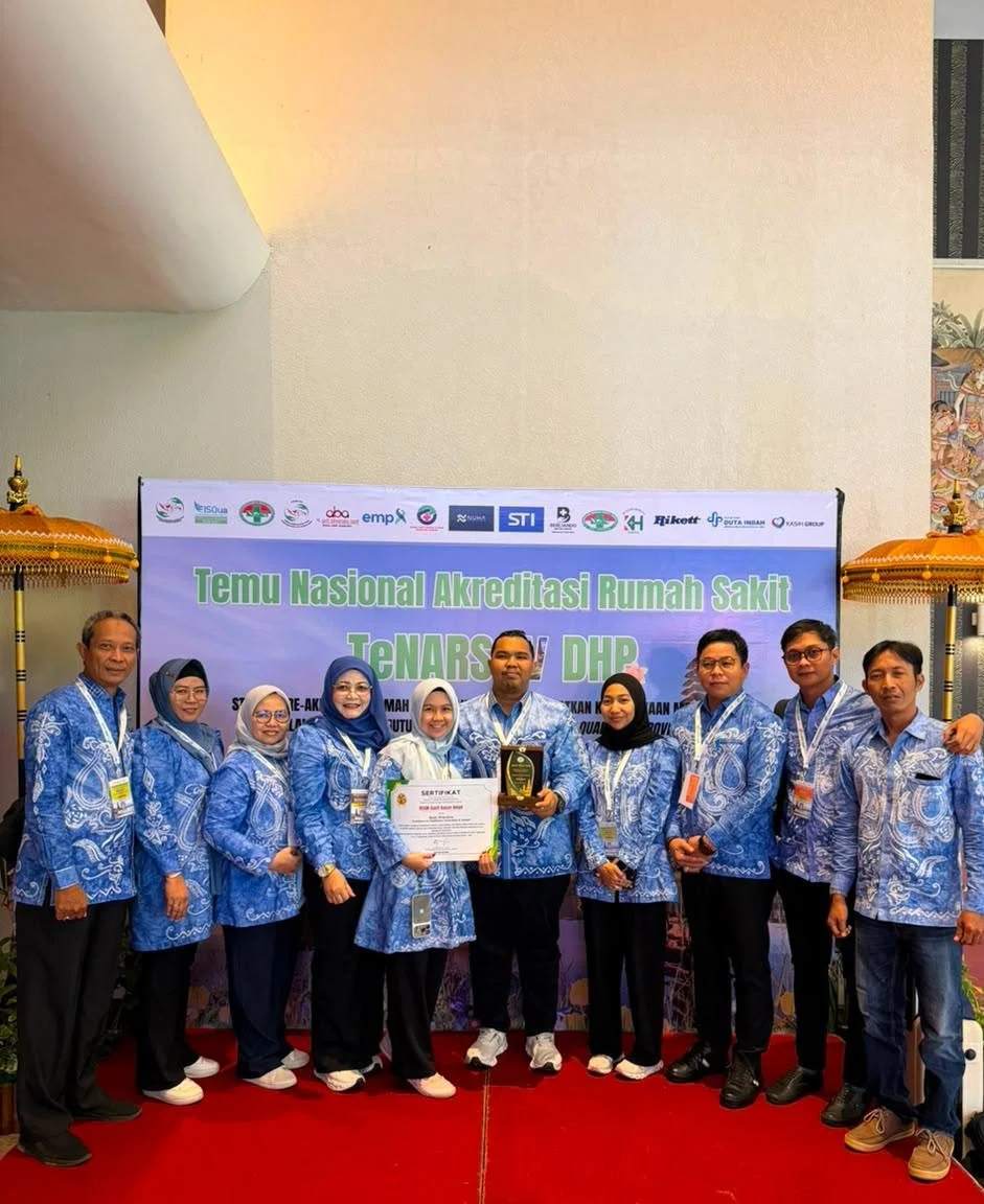 Direktur RSGM Gusti Hasan Aman drg Mashuda menerima penghargaan Terbaik I Nasional di TeNARS IV 2026