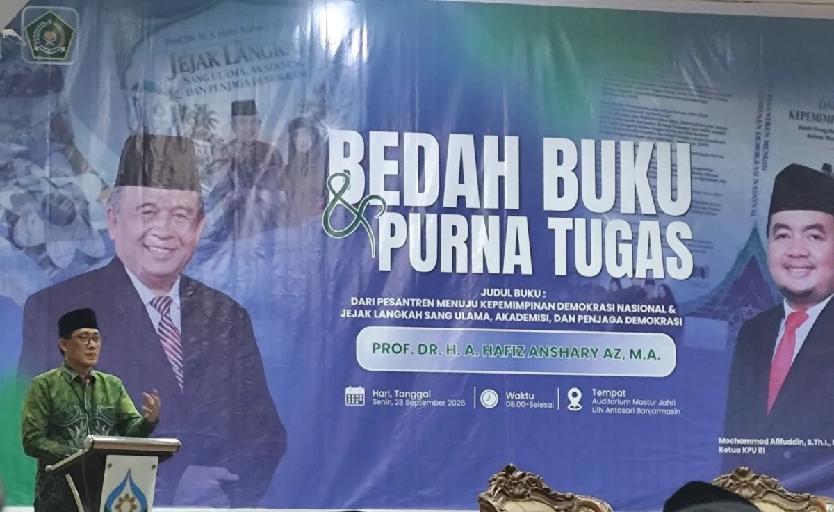 Direktur Utama Bank Kalsel H Fachrudin saat mengumumkan pendirian Aksel University