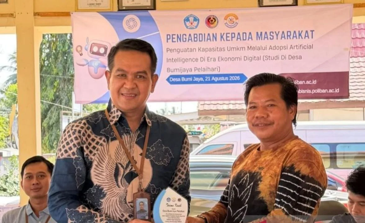 Dosen dan mahasiswa Poliban melatih pelaku UMKM Desa Bumijaya tentang pemanfaatan AI untuk pemasaran digital.