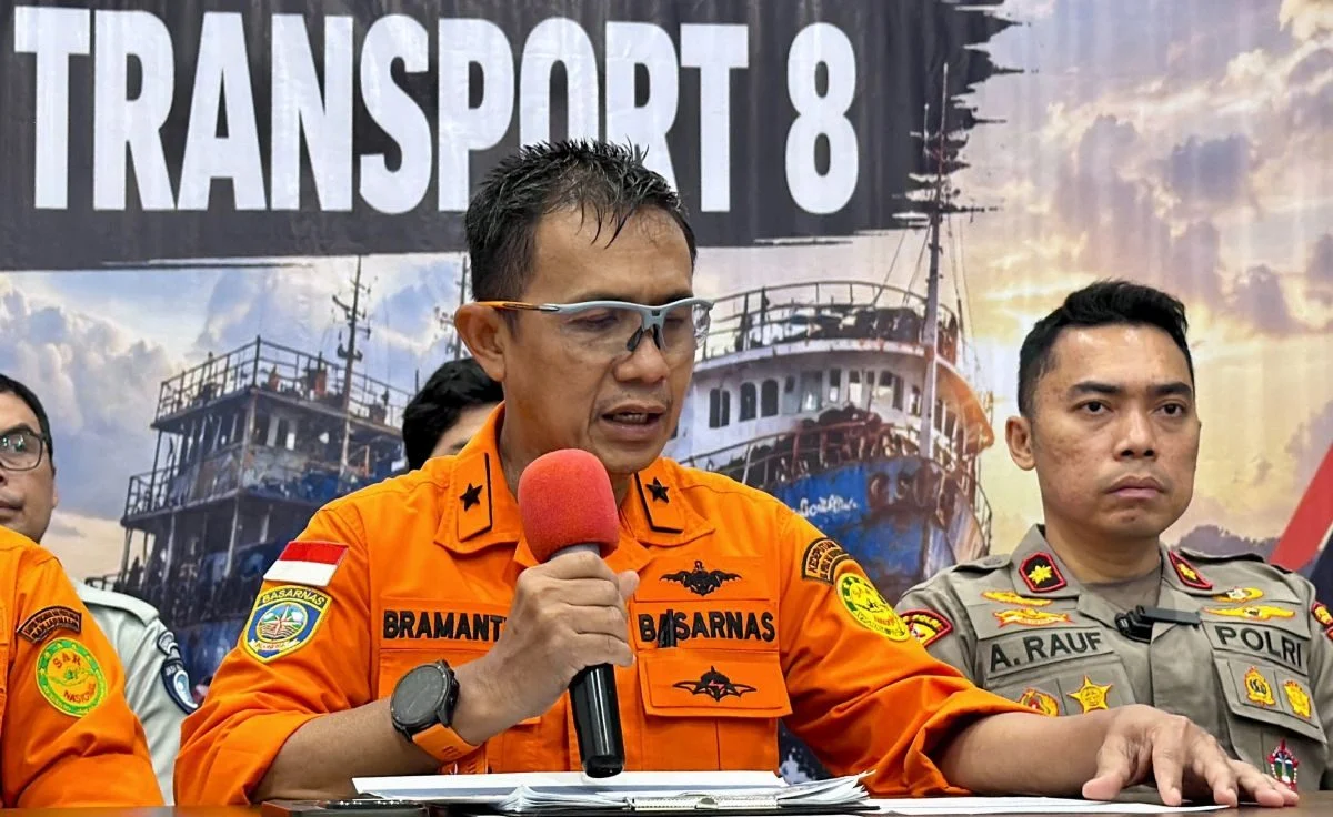 Evakuasi korban KM Virgo Transport 8 oleh tim SAR gabungan di Pelabuhan Trisakti Banjarmasin.
