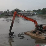 Excavator amfibi sedang melakukan pengerukan di salah satu sungai di Banjarmasin