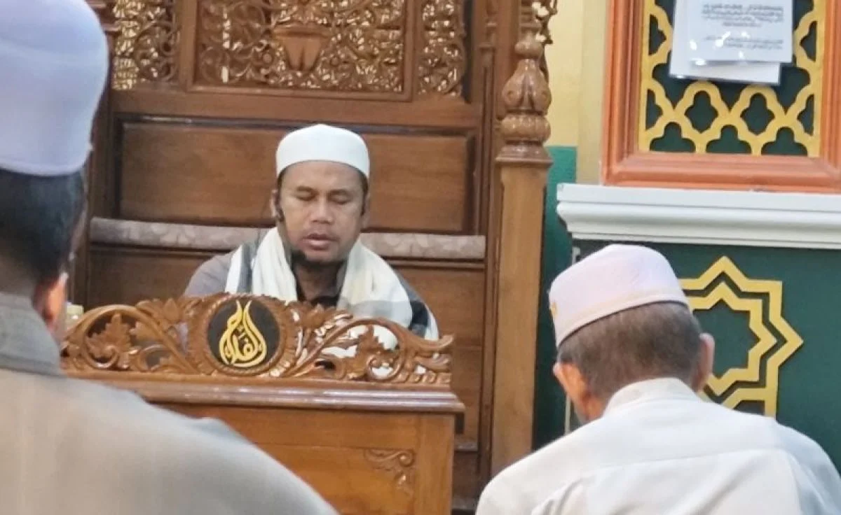 Guru Haji Aspani Anshari memberikan tausyiah di Masjid Al Falah Banjarmasin