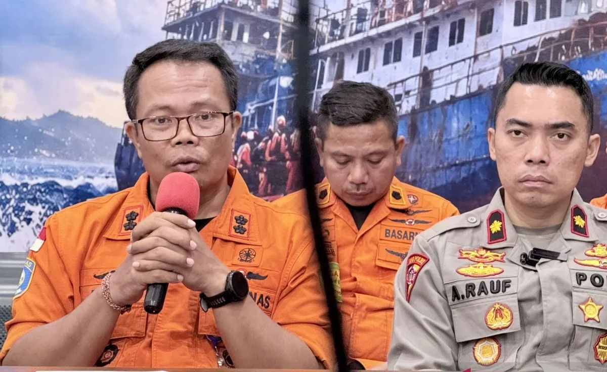 Helikopter Basarnas disiagakan untuk operasi SAR korban KM Virgo di Laut Jawa.