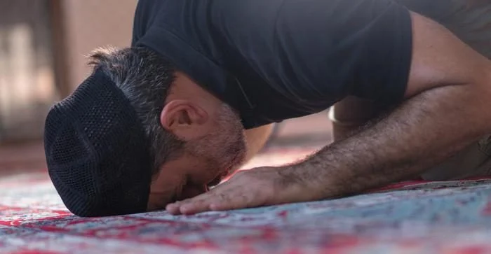 Ilustrasi gerakan sujud sahwi dalam salat untuk memperbaiki kelalaian