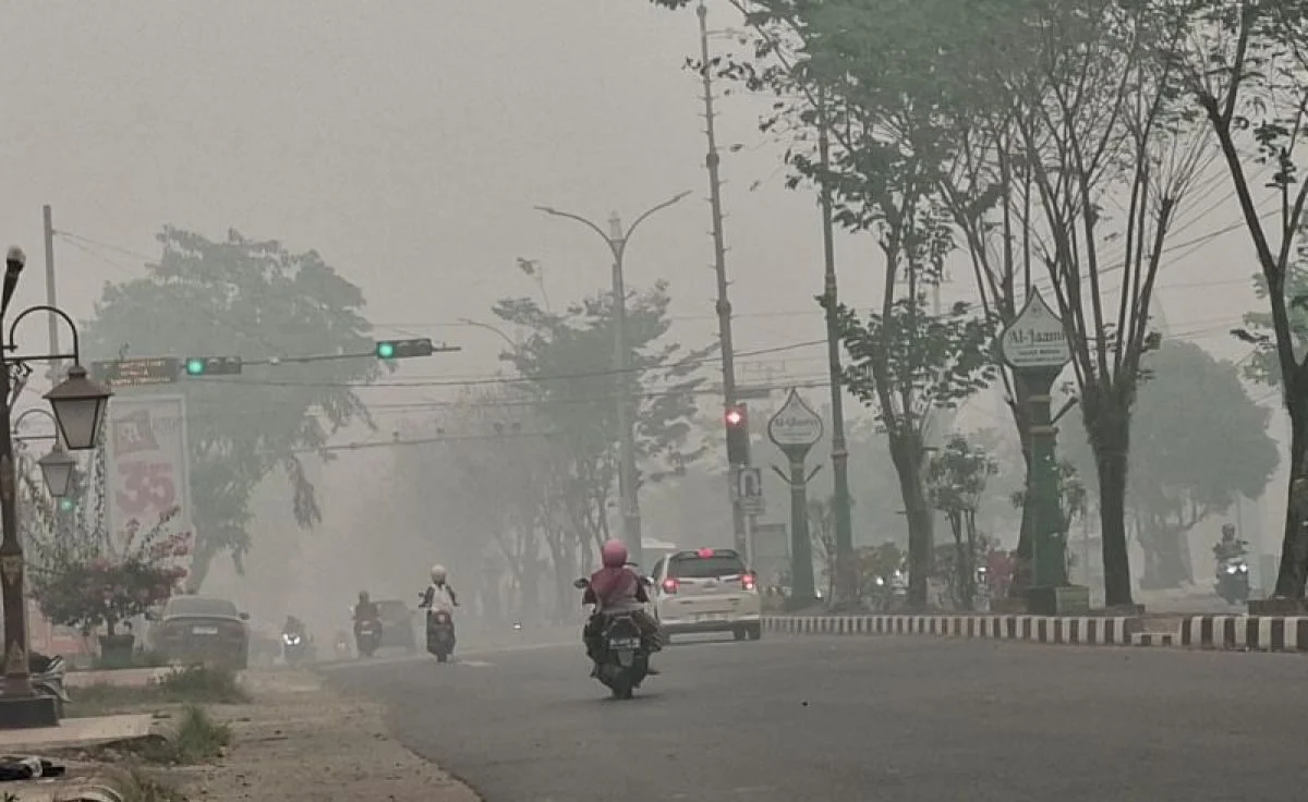 Ilustrasi kondisi udara kabur dan kabut asap di jalan raya wilayah Kalimantan Selatan pada pagi hari.