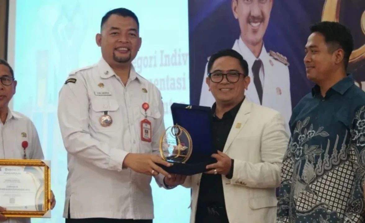 Ilustrasi pelayanan publik dan penyerahan penghargaan CSR di Kalimantan Selatan