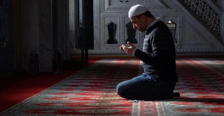 Ilustrasi seseorang sedang berdoa setelah melaksanakan ibadah sholat dhuha di pagi hari