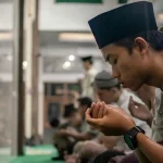 Ilustrasi umat muslim melaksanakan sholat tahajud dan berdoa di sepertiga malam