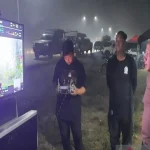 Kapolda Kalsel Irjen Pol Rosyanto Yudha Hermawan memantau layar monitor drone thermal di lokasi kebakaran lahan.