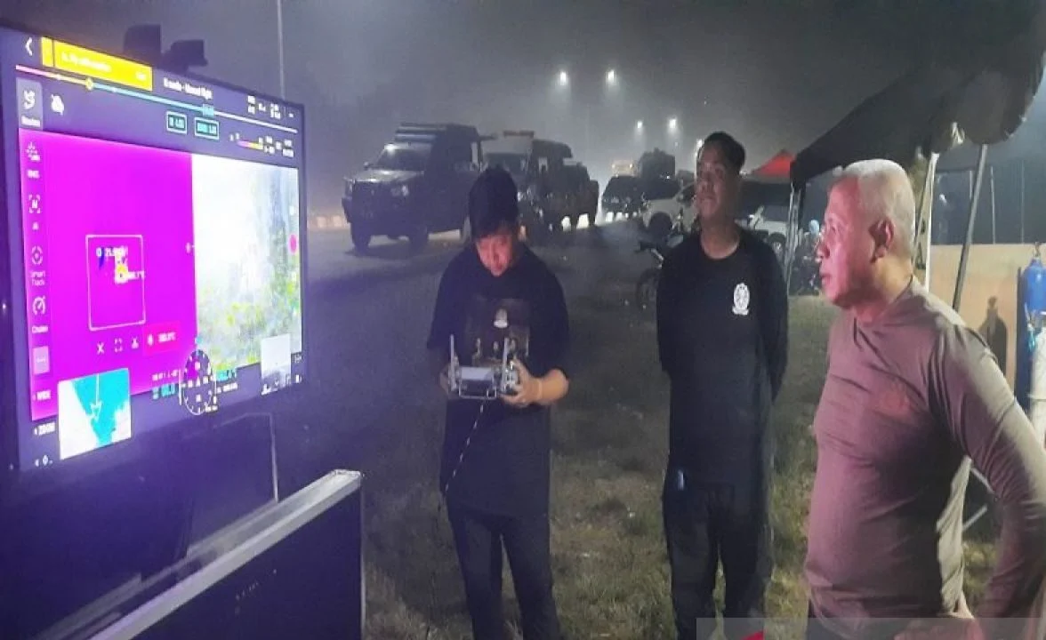 Kapolda Kalsel Irjen Pol Rosyanto Yudha Hermawan memantau layar monitor drone thermal di lokasi kebakaran lahan.
