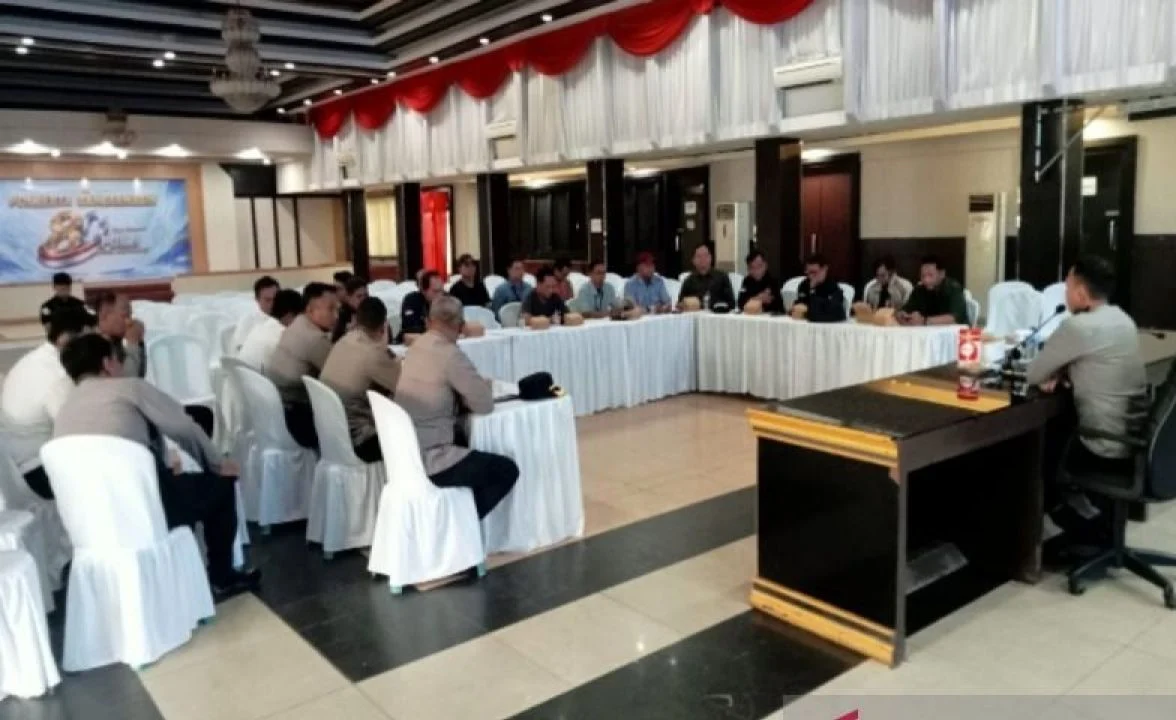 Kapolresta Banjarmasin Kombes Pol Riza Muttaqin berdiskusi dengan wartawan dalam acara coffee morning untuk memperkuat