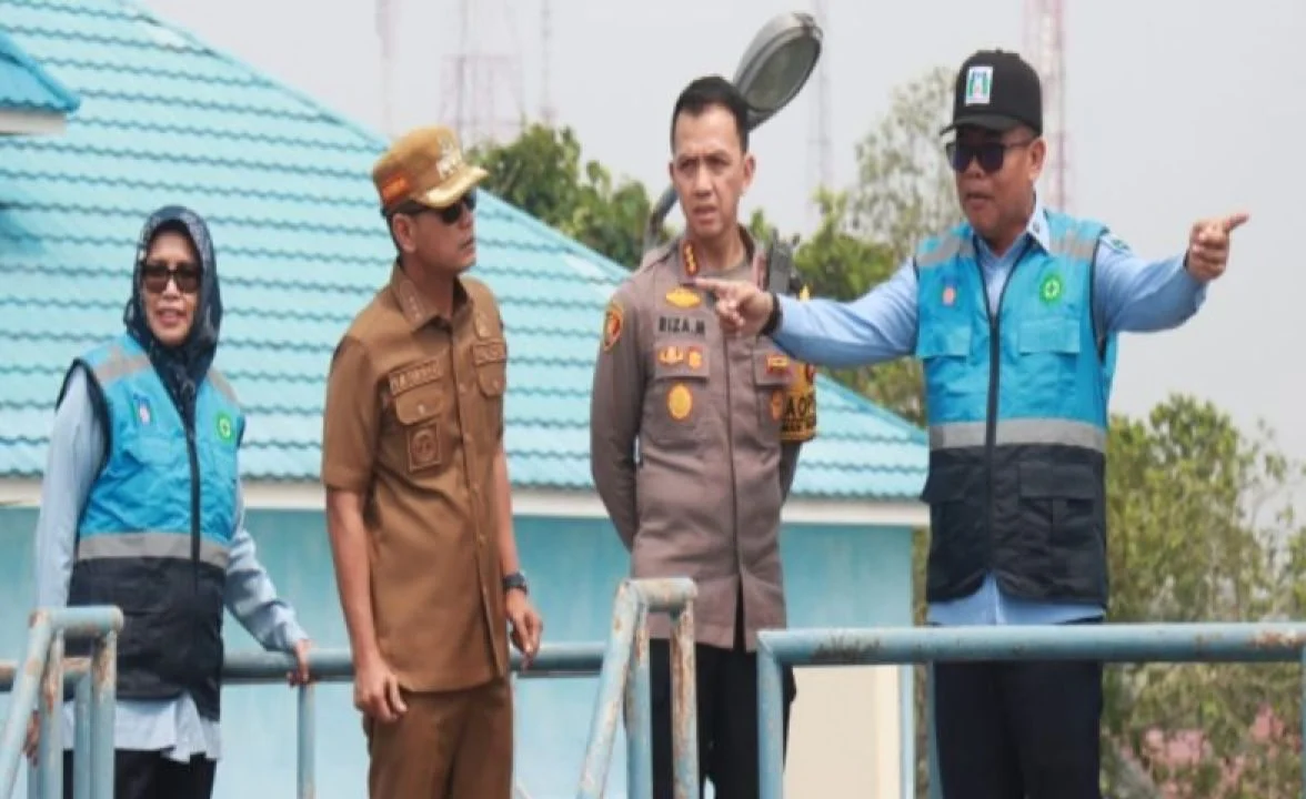 Kapolresta Banjarmasin Kombes Pol Riza Muttaqin dan Wali Kota Banjarmasin H M Yamin HR meninjau fasilitas PAM Bandarmasih.