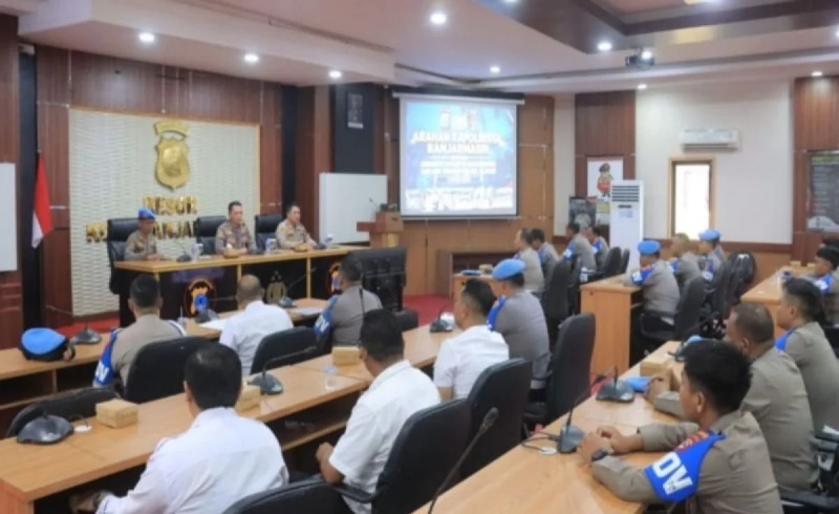 Kapolresta Banjarmasin Kombes Pol Riza Muttaqin memberikan arahan kepada personel Propam di Aula Rupatama