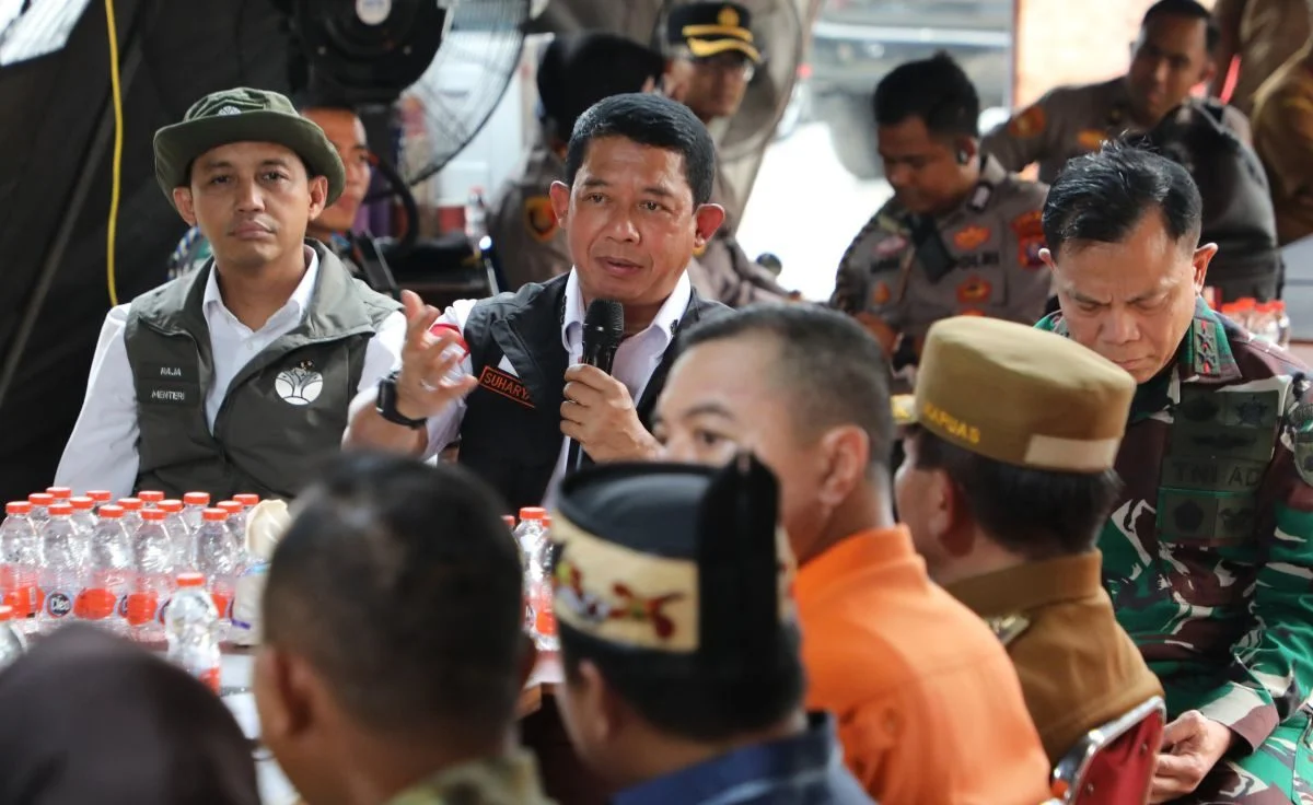 Kepala BNPB Letjen TNI Suharyanto memberikan keterangan pers terkait penanganan karhutla.